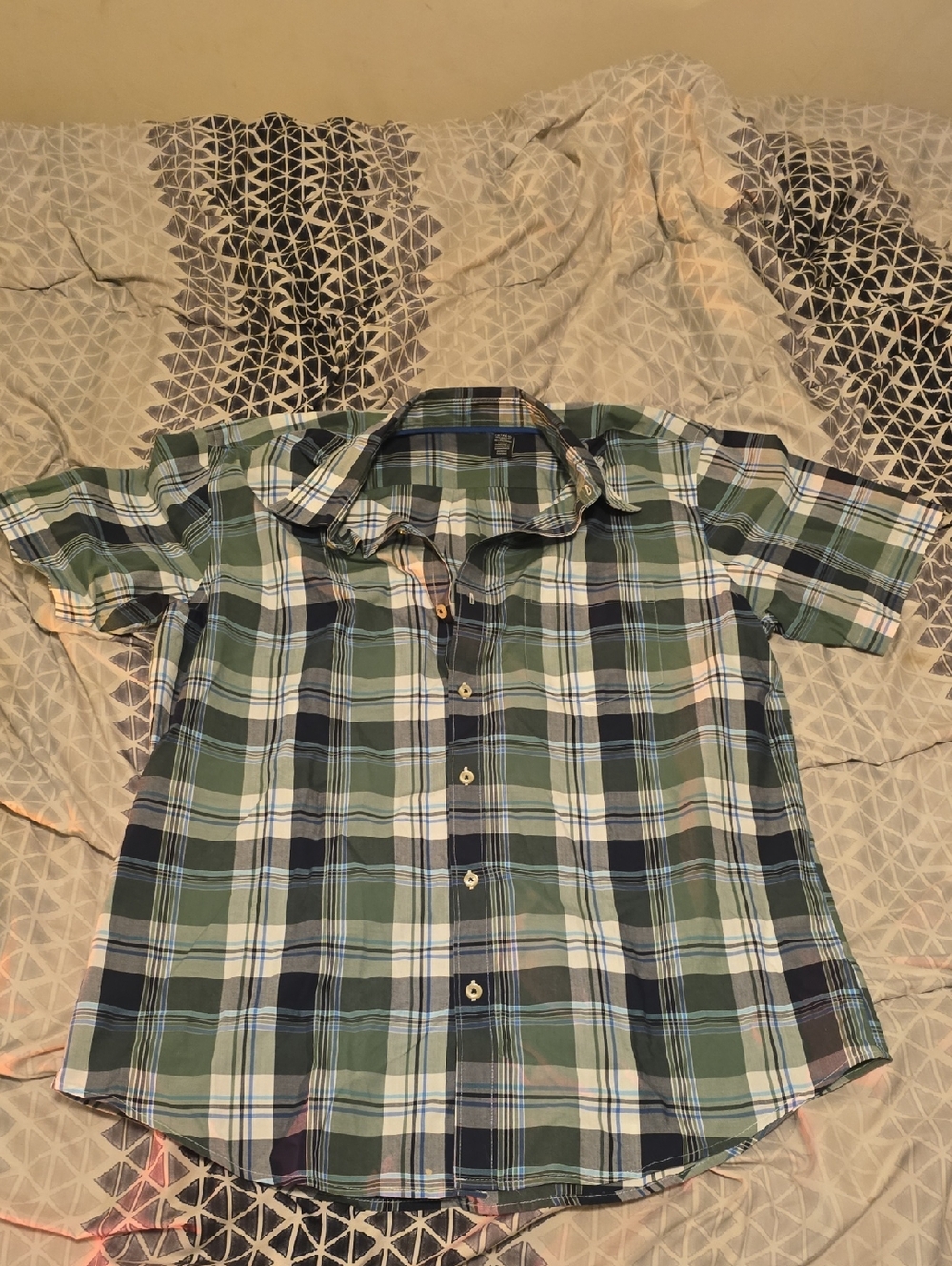 Short-Sleeve Green Plaid Button-Up Shirt
